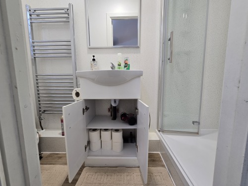 Room 4 bathroom
