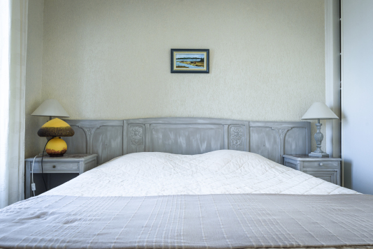 Vue de face du lit avec placard (chambre parentale )