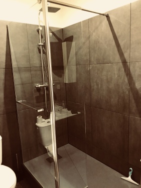 Salle de bain, Chambre Intemporelle, Instant La Ferme avec douche, wc et vasque