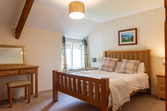 Double Bedroom with Original Beam - Exposed timber barn beam, dressing table with mirror, hotel-quality linens and fresh towels provided, perfect for a restful night's sleep.