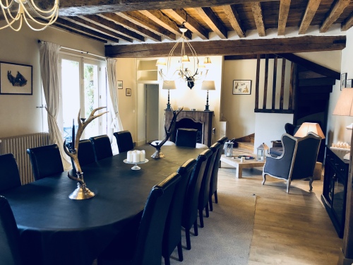 Instant la Ferme et sa salle à manger avec cheminée