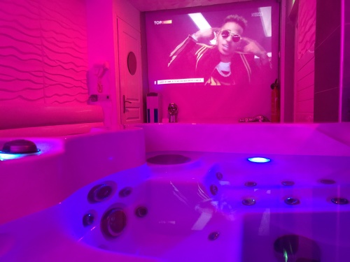 Les bains Lounge  Spa privatif avec  vidéo projecteur 