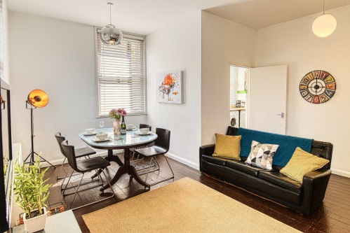 Living Space to Relax & Dine 