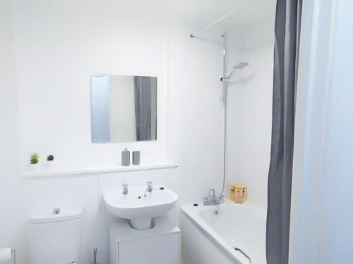 Bath/shower & complimentary toiletries 