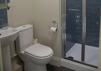 Room 1 - Cozy Double Room - En-Suite Shower