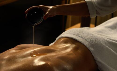 Massage aux huiles chaudes