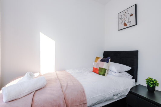 Single bedroom - light and airy