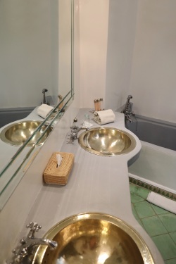 Salle de bain avec baignoire