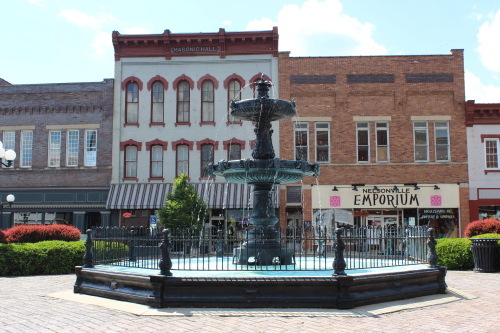 Historic Nelsonville Square located 10 minutes in town. Great shops/restaurants!