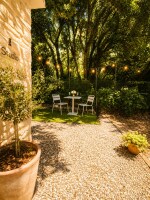 Profitez d’un agréable coin extérieur privatif au cœur de la nature, idéal pour un café au soleil, un apéritif ou un moment de détente au calme.
