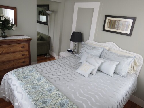 Gorham Suite queen size bed