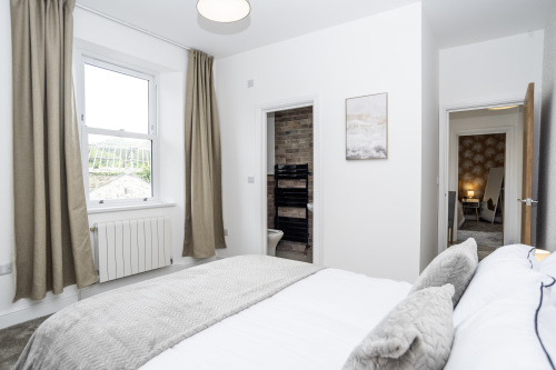 Elegant & Comfortable Bedroom with En-Suite - Double bed with freshly laundered linens, storage space, bedside tables and thoughtfully chosen décor