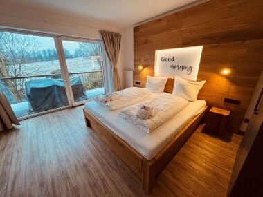 Schlafzimmer 1 mit Terrasse und Aussicht