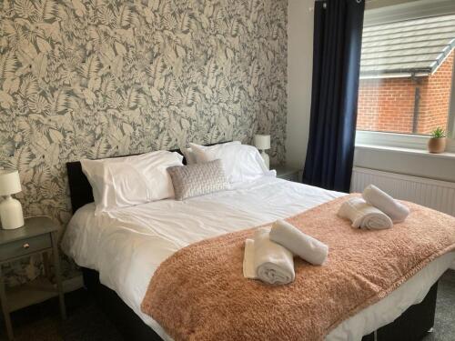 Modern cosy home sleeps 6 with parking nr Preston - Bedroom 1 - Comfy King size bed