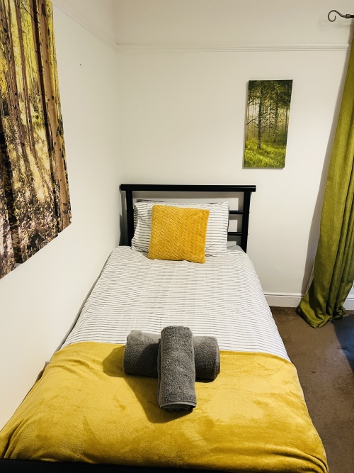 Calm yellow bedroom for families