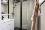 salle de bain avec douche italienne