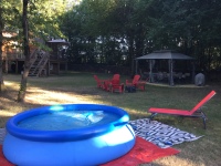 Swimmingpool, der von Groß und Klein genutzt wird. Drei Sonnenliegen zum Faulenzen. Liegestühle, Kinderstühle, für Aperitife im Freien. 