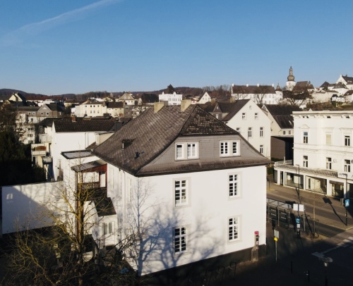 Haus mitten in der Stadt
