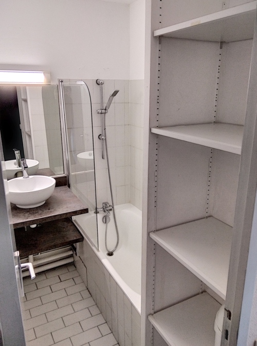 salle de bains avec toilettes et rangements 