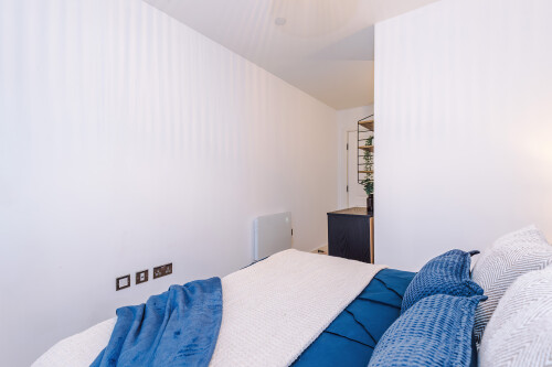 Stylish 2-Bed 2-Bath Apartment in Newly Renovated Victorian Building – Prime Leeds City Centre near Station