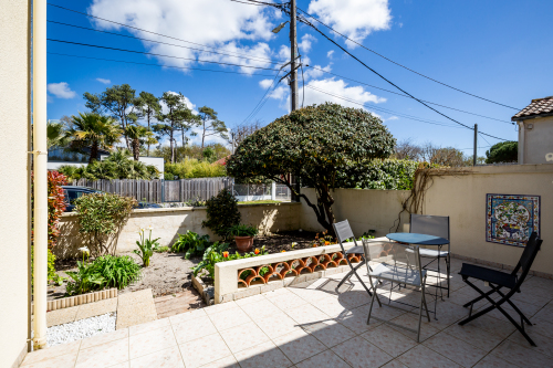 Petite terrasse à l'avant de la maison