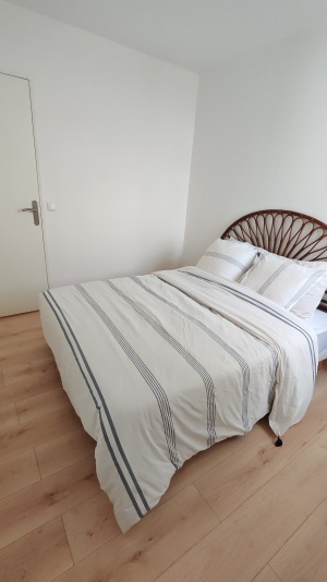 Lit double confortable et literie soignée