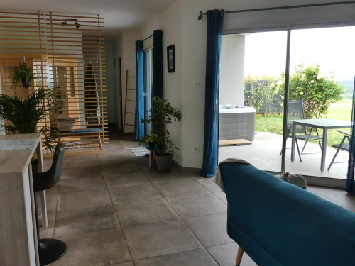 vue de la cuisine sur la terrasse / SPA et sur le SAUNA