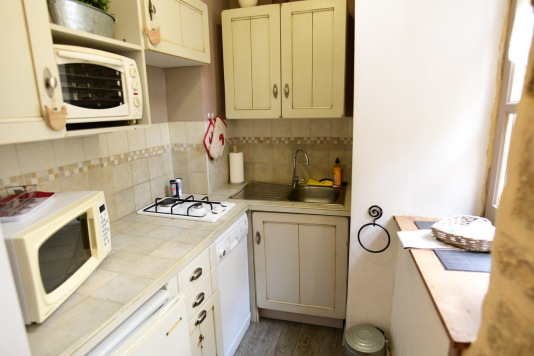 une petite cuisine fonctionnelle avec vue sur la citée médiévale