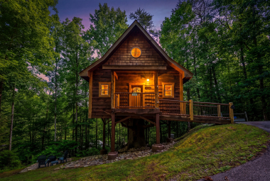 Twilight at Havenheart — a treetop escape glowing with Smoky Mountain magic.