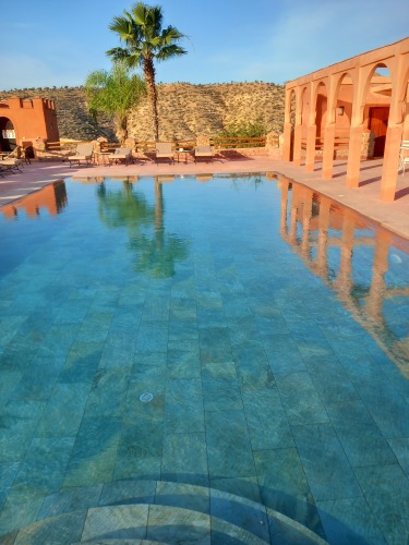 Magnifique piscine d'eau salée avec vue panoramique