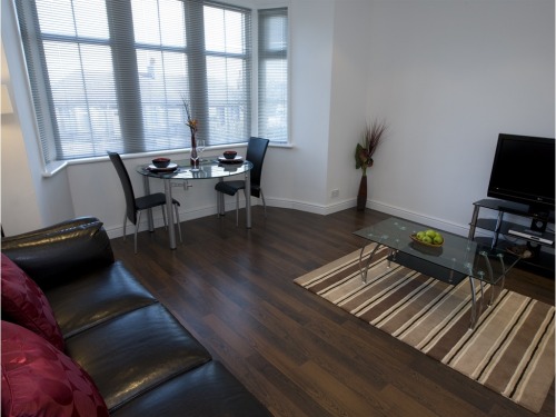 Aberdeen Serviced Apartments - The Lodge - Living Room