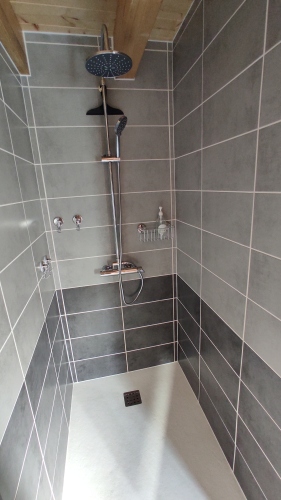 Salle de bain avec grande douche, shampoing-douche fourni