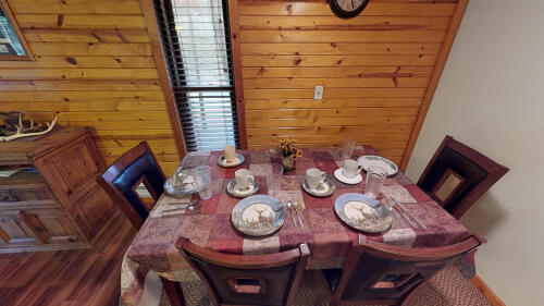 1st Choice Lodging - White Tail Cabin Kitchen & Dining Room