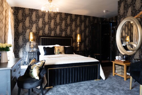 Blackthorne Wood-King-Superior-Ensuite with Bath - Base Rate