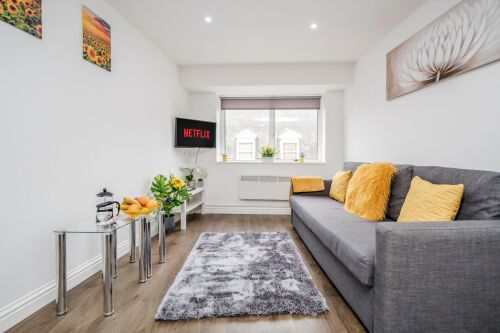 Watford High Street - Modernview Serviced Accommodation F10 - Spacious Vibrant Living Room
