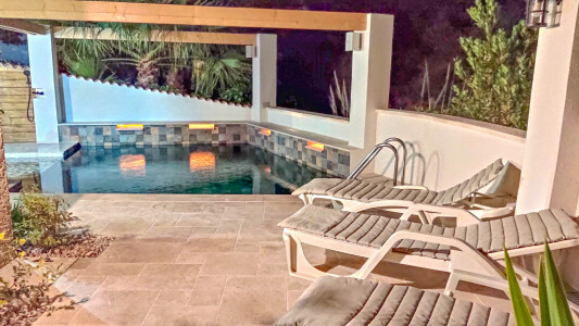 La piscine au crépuscule avec ses fontaines