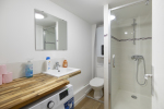 Salle de bain de l'appartement, machine à laver à disposition