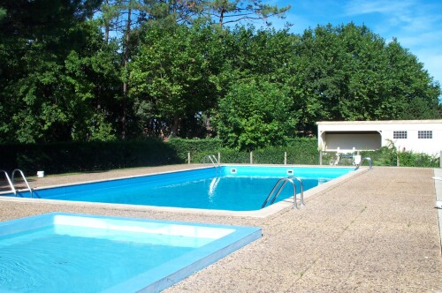 Piscine commune clôturée avec petit et grand bassin