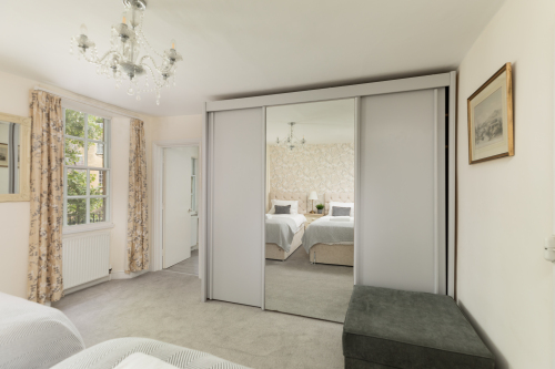 Bedroom 1: 1 Super King or 2 singles beds. Plus 2 super comfortable futons (sleeps 4) Overlooks peaceful Abbey Green