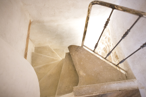 Escalier béton colimaçon assez étroit. Ne convient pas au personne à mobilité réduite ou à forte corpulence. 