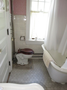 Gladys' Chamber (bathroom)