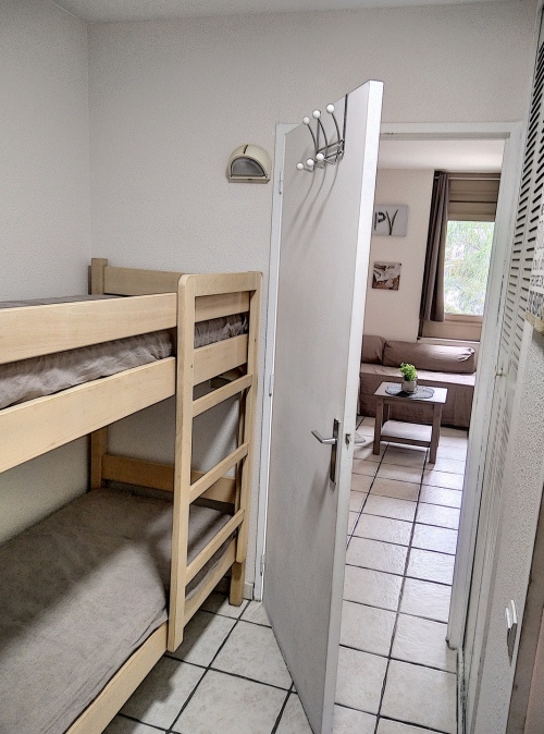 lits superposés séparé du salon par une porte