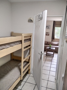 lits superposés séparé du salon par une porte