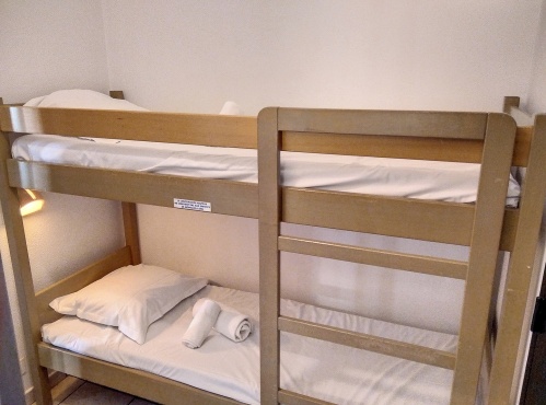 lits superposés dans l'entrée