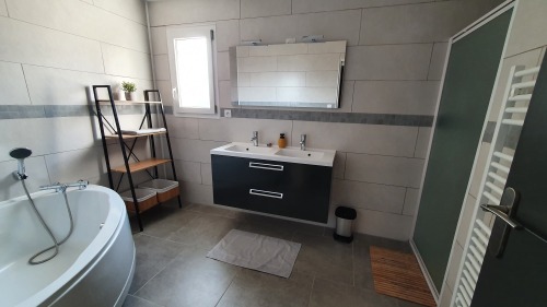 SDB avec douche + baignoire + double vasque