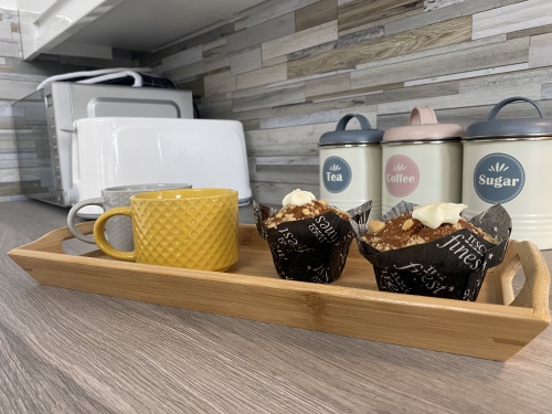 SRK Serviced Accommodation - Treat yourself with a hot cuppa and cake