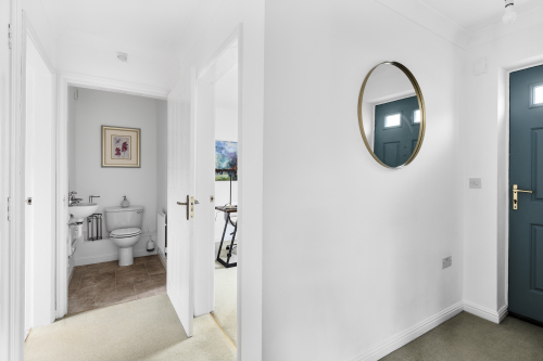 Beautiful decorated space with WC and spacious office to work from