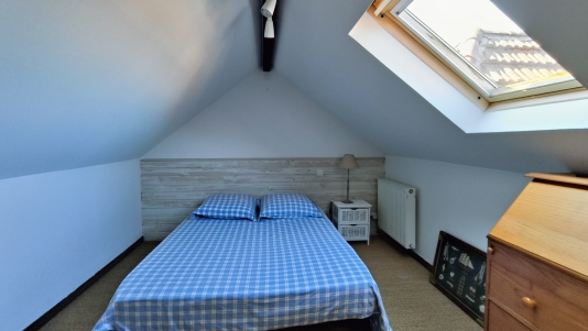 Chambre 3 à l'étage en mansarde + rangements