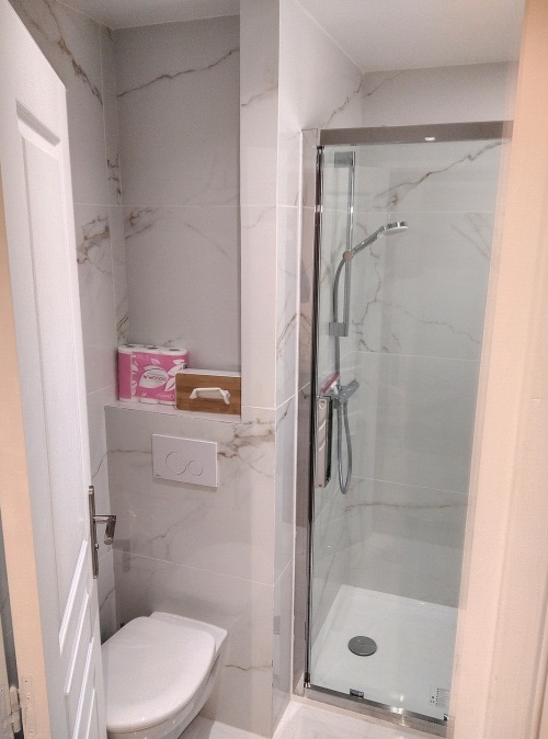 toilettes dans la salle de bain