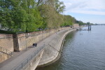 Promenade le long des berges de la Moselle, accessible à 2 minutes à pied.  C'est la véloroute Charles le téméraire de Luxembourg à Metz/ Walk along the banks of the Moselle, a 2-minute walk away.